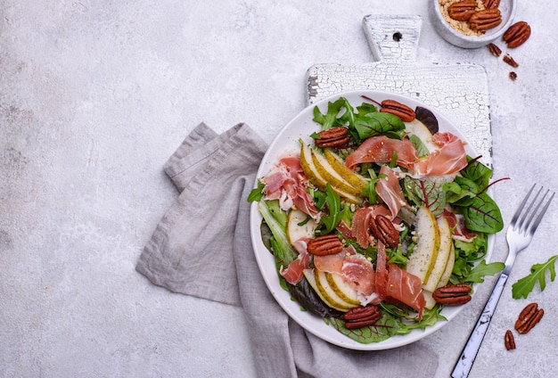 Salad with pear prosciutto and nuts