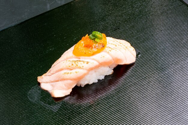 Photo salmon burn sushi