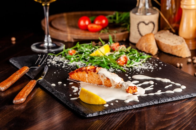 Salmon fillet with arugula.