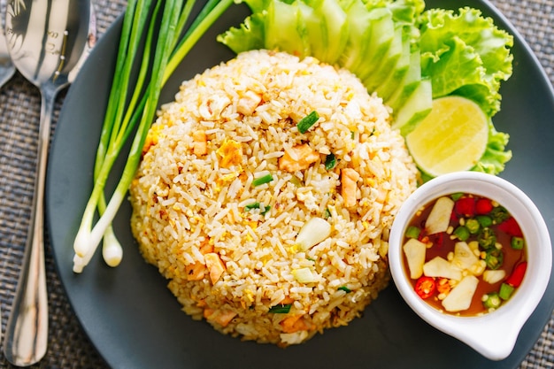 Photo salmon fried rice is an appetizing thai dish