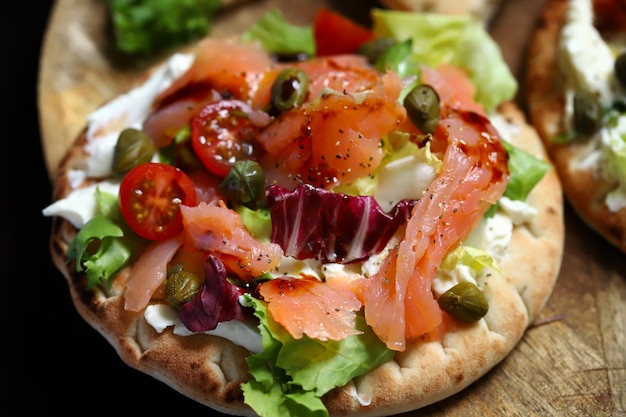 Salmon pita with vegetables and white cheese