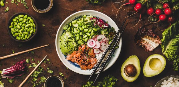 Photo salmon poke bowl with vegetables greens sushi rice wide composition