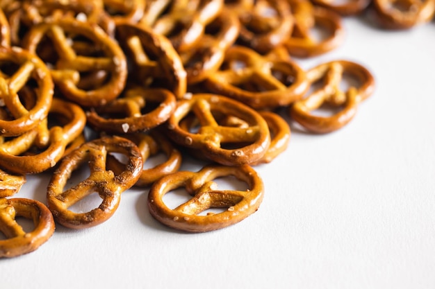 Photo salted mini pretzels on a white background close up