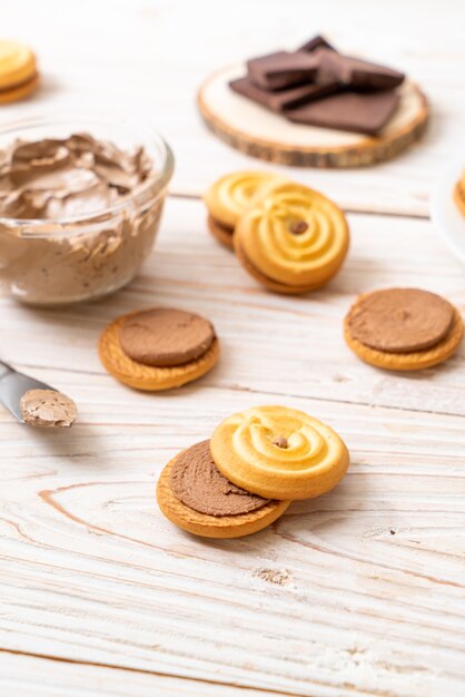 sandwich cookies with chocolate cream