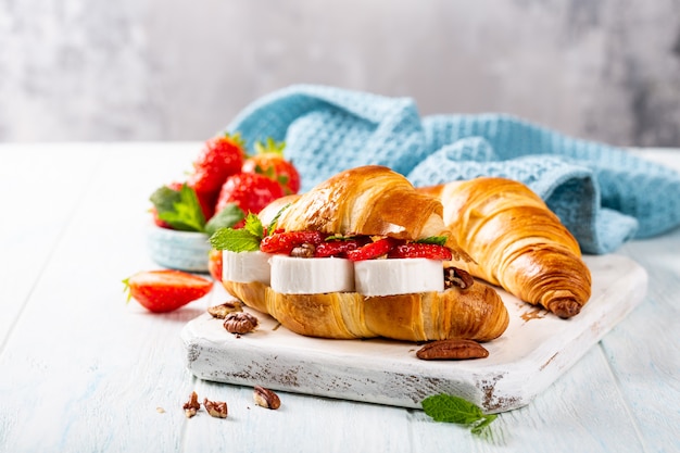 Sandwich croissant with goat cheese