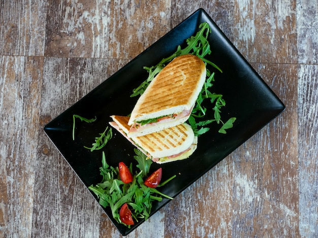 Photo sandwich on a restaurant table