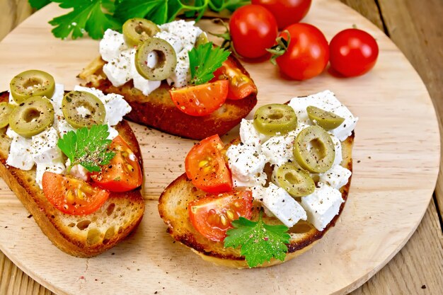 Sandwich with feta and olives on round board