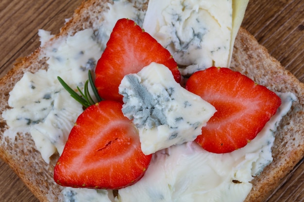 Sandwich with gorgonzola and strawberry