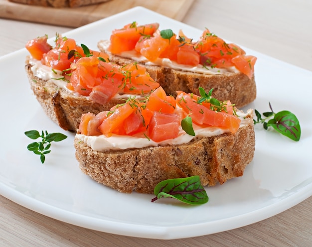 Sandwich with salted salmon and cream cheese.