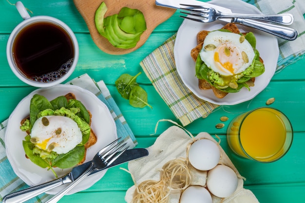 Sandwich with spinach, avocado and egg