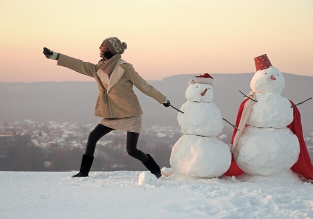 Photo santa claus girl with snowman