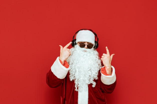 Photo santa claus with headphones