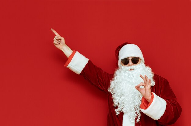 Photo santa claus with headphones