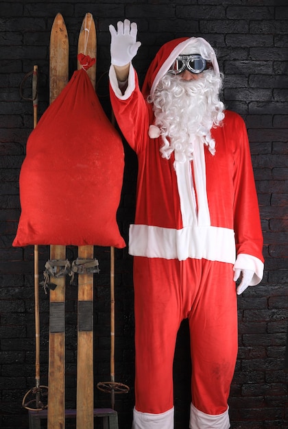 Photo santa claus with wooden skis