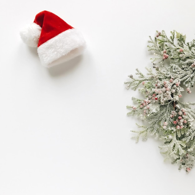 Photo santa hat and christmas wreath over white background