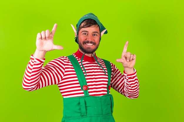 Photo santa's helper elf smiling making frame with hands and fingers with happy face concept of creativity and yearend photography