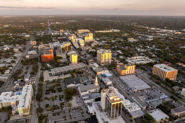 Photo sarasota florida at sunset american city downtown architecture with highrise office buildings real estate development in florida usa travel destination