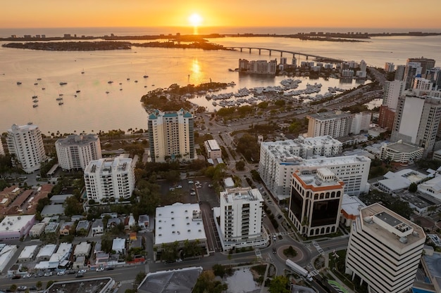 Photo sarasota florida at sunset luxury yachts docked in sarasota bay marina american city downtown architecture with highrise office buildings usa travel destination