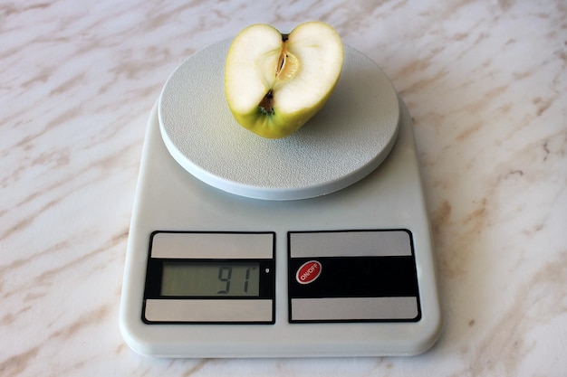 Photo a scale with a number of apples on it and a scale with the numbers 10  00