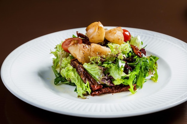 Scallop salad vith vegetables