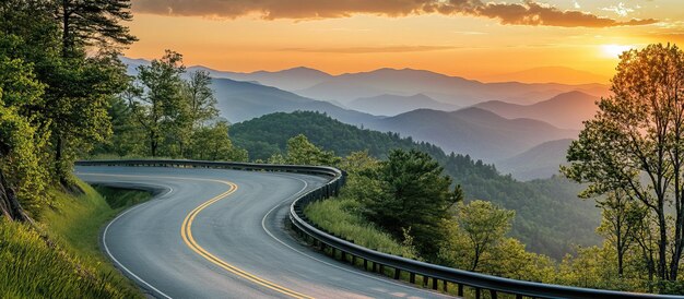 Photo scenic mountain road at sunset