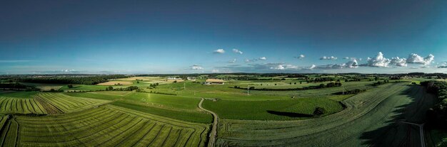 Photo scenic view of agricultural field against sky