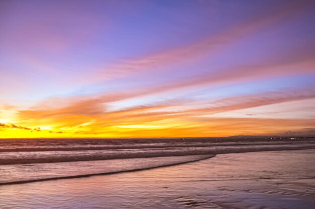 Photo scenic view of beach against sky during sunset