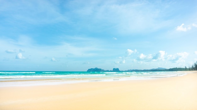 Photo scenic view of brown sand beach  on blue sea against sky