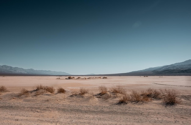 Photo scenic view of desert against clear sky