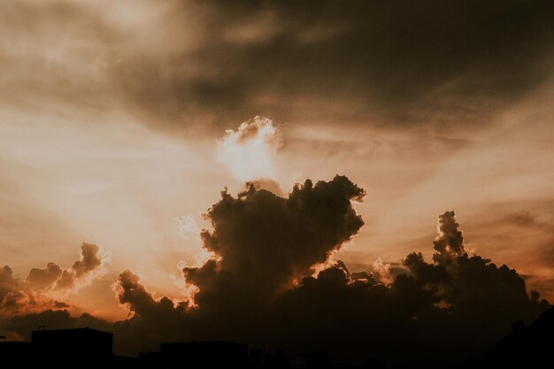 Photo scenic view of dramatic sky during sunset