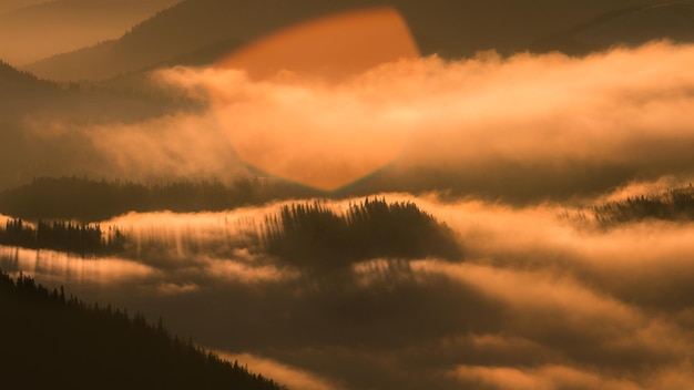 Photo scenic view of dramatic sky over lake during sunset