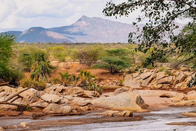 Photo scenic view of ewaso nyiro river against rocky mountains and sky in samburu national reserve kenya