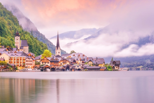 Photo scenic view of famous hallstatt village in austria, alps. europe