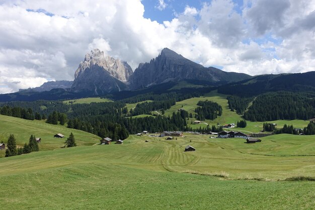 Photo scenic view of field and mountains against sky