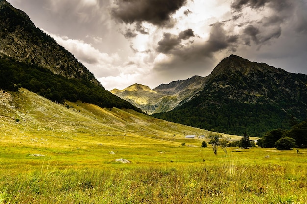 Photo scenic view of field and mountains against sky