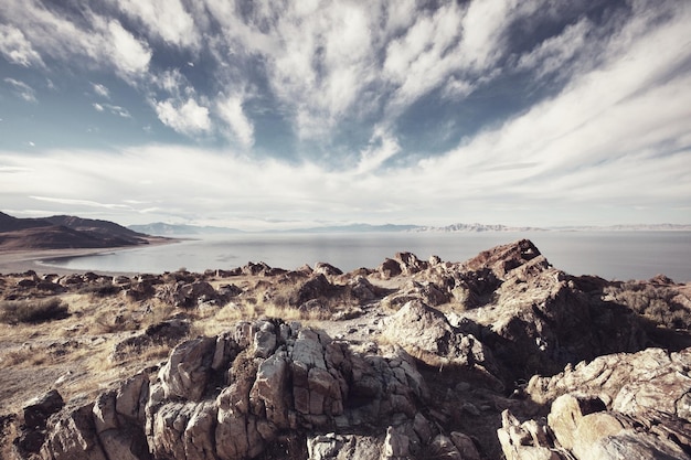 Photo scenic view of the great salt lake landscape on a sunny day with white clouds on a blue sky.