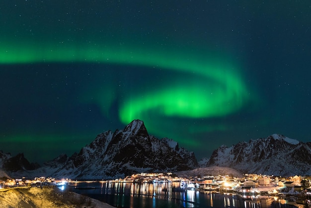 Photo scenic view of illuminated mountain against sky at night