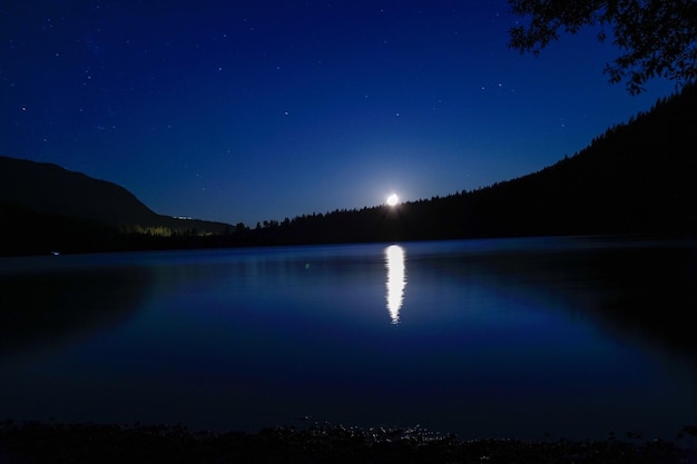 Photo scenic view of lake against clear blue sky at night