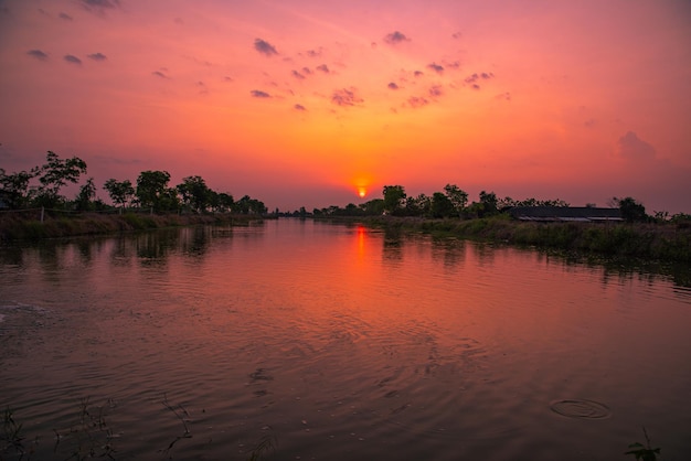 Photo scenic view of lake against orange sky