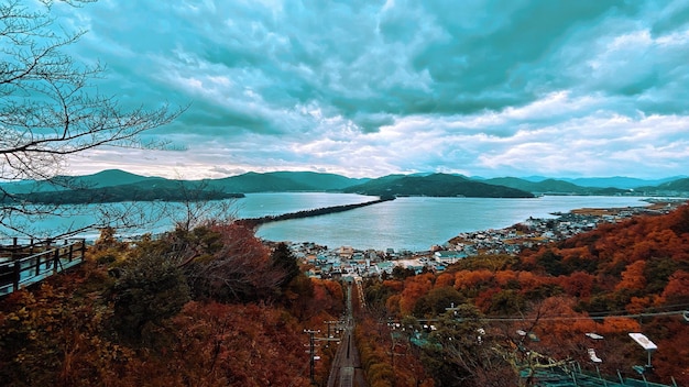 Photo scenic view of lake against sky during autumn