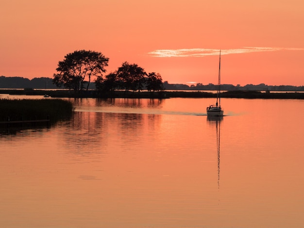 Photo scenic view of lake against sky during sunset