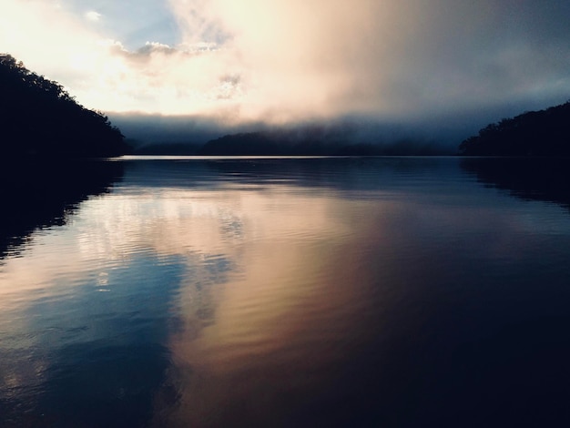 Photo scenic view of lake against sky during sunset