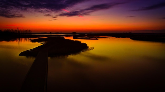 Photo scenic view of lake against sky during sunset