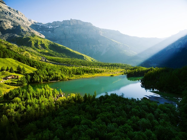 Photo scenic view of lake by mountains against sky