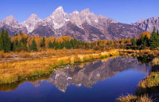 Photo scenic view of lake and mountains against clear sky