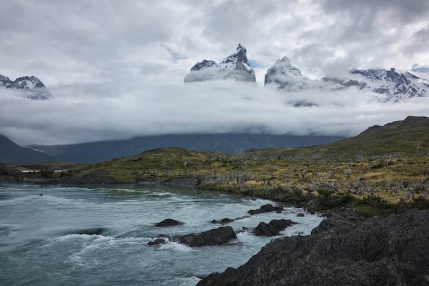 Photo scenic view of lake and mountains against cloudy sky