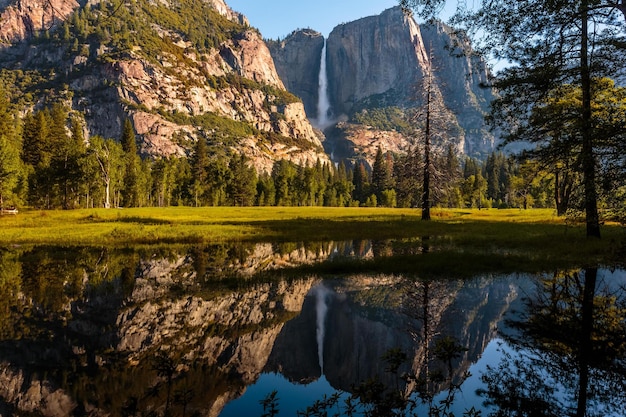 Photo scenic view of lake and mountains against sky