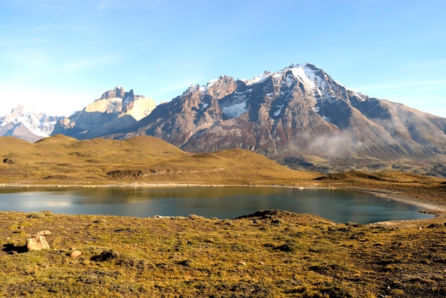 Photo scenic view of lake and mountains against sky