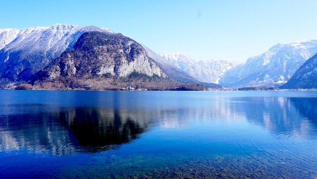 Photo scenic view of lake and mountains against sky