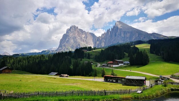 Photo scenic view of landscape and mountains against sky